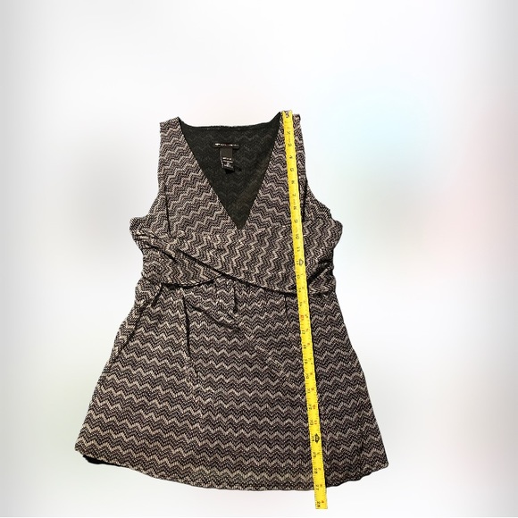 New York And Co Sleeveless Zig Zag Pattern Black White Stretch Top Size M. - Picture 3 of 7